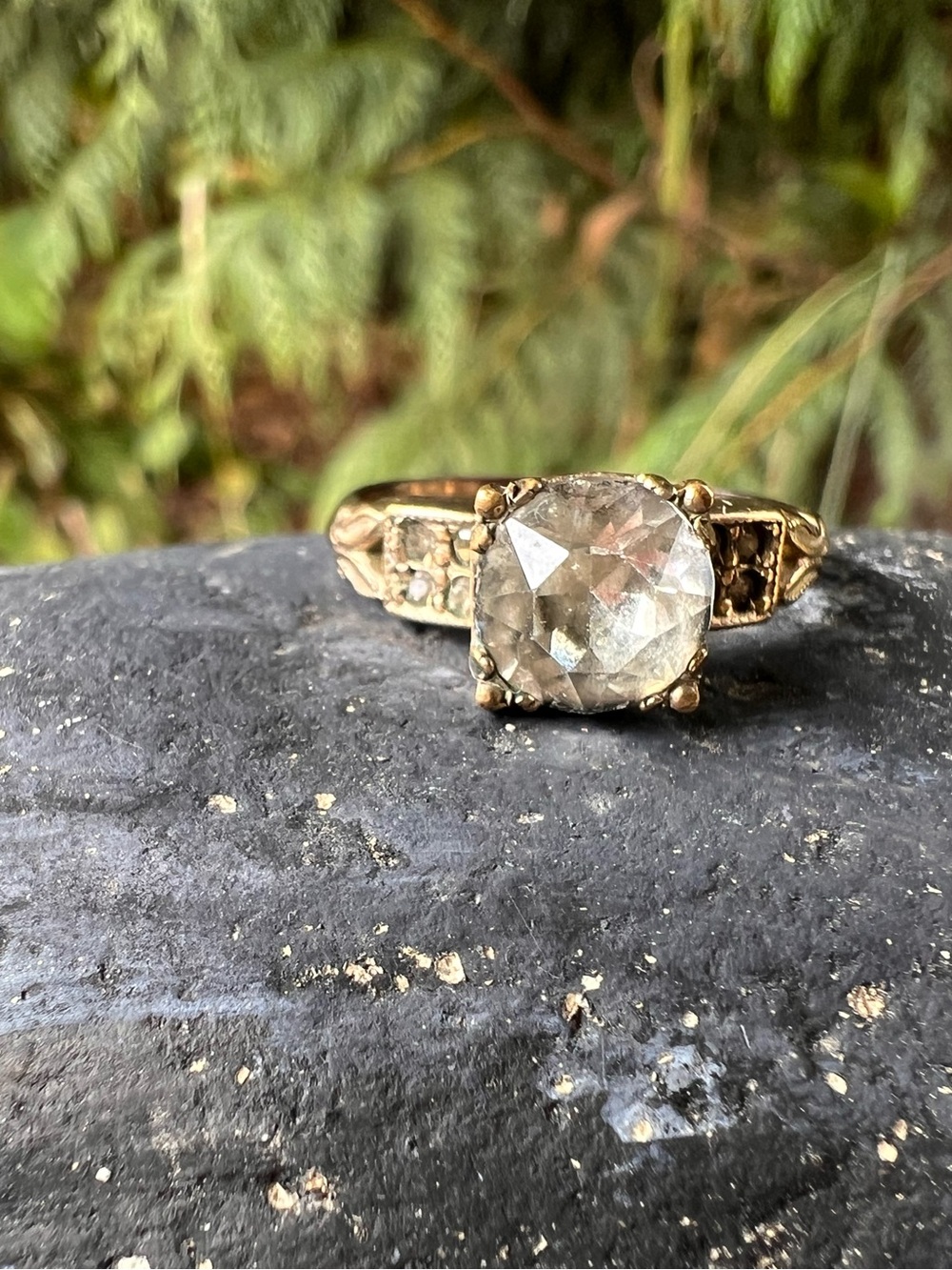 Vintage- Gold  Ring with Gemstone